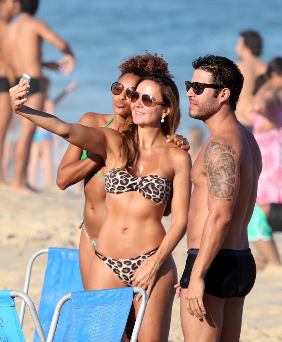 Sheron Menezes exibe corpão em dia de praia com os amigos no Rio de Janeiro