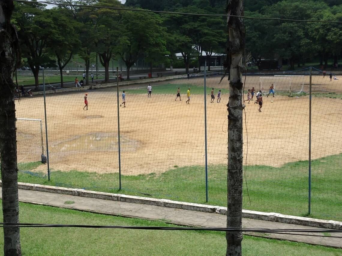 Entre
os parques visitados pelo R7 é o que
mais precisa de reformas. A quadra que era para ser de grama transformou-se em
um campo de areia. As traves de futebol estão enferrujadas e havia água
acumulada no campo. A Secretaria Estadual do Meio Ambiente informou que o
parque passará por reforma, o que inclui também as quadras. Não há opções de
alimentação dentro do Horto, o que dificulta o passeio de quem planeja ficar
mais tempo

 



Como
chegar


Carro:
o acesso ao estacionamento, que é gratuito, é pela avenida Santa Inês. O local
costuma ficar cheio aos fins de semana.


Ônibus:
2740/41 — Horto Florestal-Metrô Parada Inglesa / 1758/10 — Jardim
Antártica-Metrô Santana / 1759/10 — Jardim Pery-Metrô Santana 
