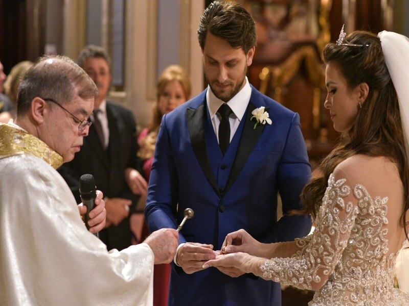 Ao encerrar a cerimônia, o padre Valeriano brincou com o casal.

— Tudo começa no Big Brother, né? 