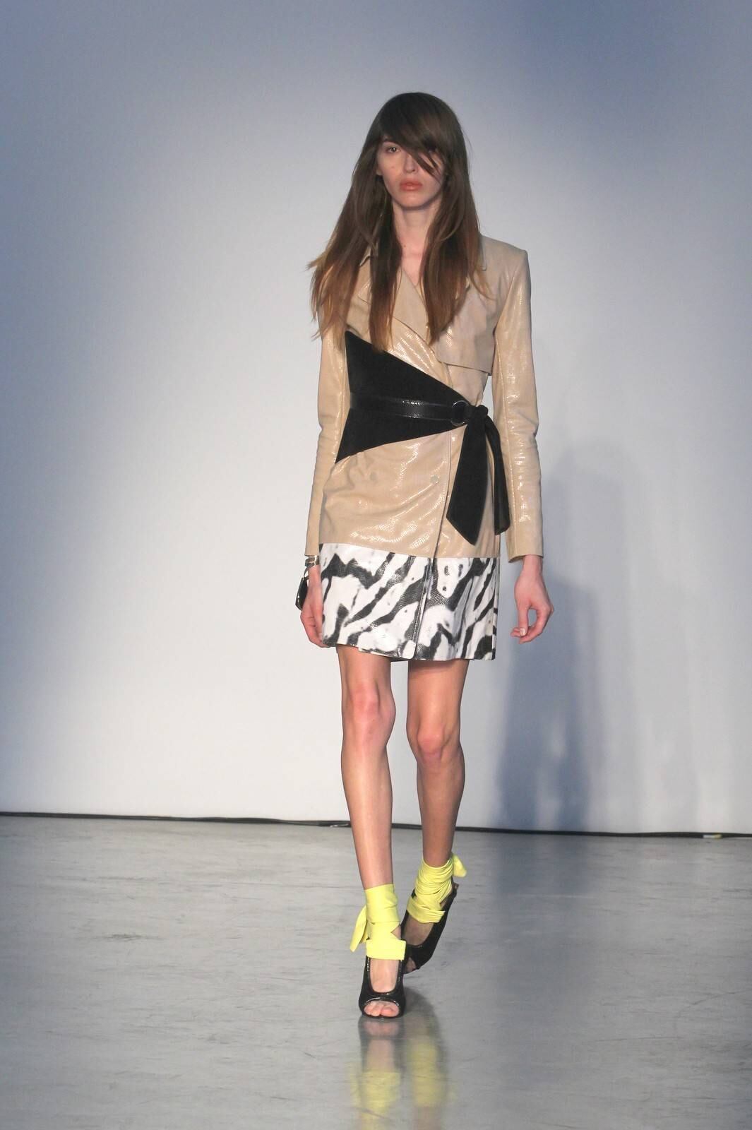 O segundo dia de desfiles da temporada inverno 2015 da São Paulo Fashion Week começou com a coleção do estilista Pedro Lourenço, nesta terça-feira (4). As modelos entraram na passarela após uma hora de atraso e vestiram peças feitas de diferentes materiais, que iam desde os trabalhos com paetês até detalhes com argolas de meta. Além dos casacos e saias que deram um ar sexy à coleção, as sandálias com saltos largos, arredondados e amarrações no tornozelo também foram destaque na passarela