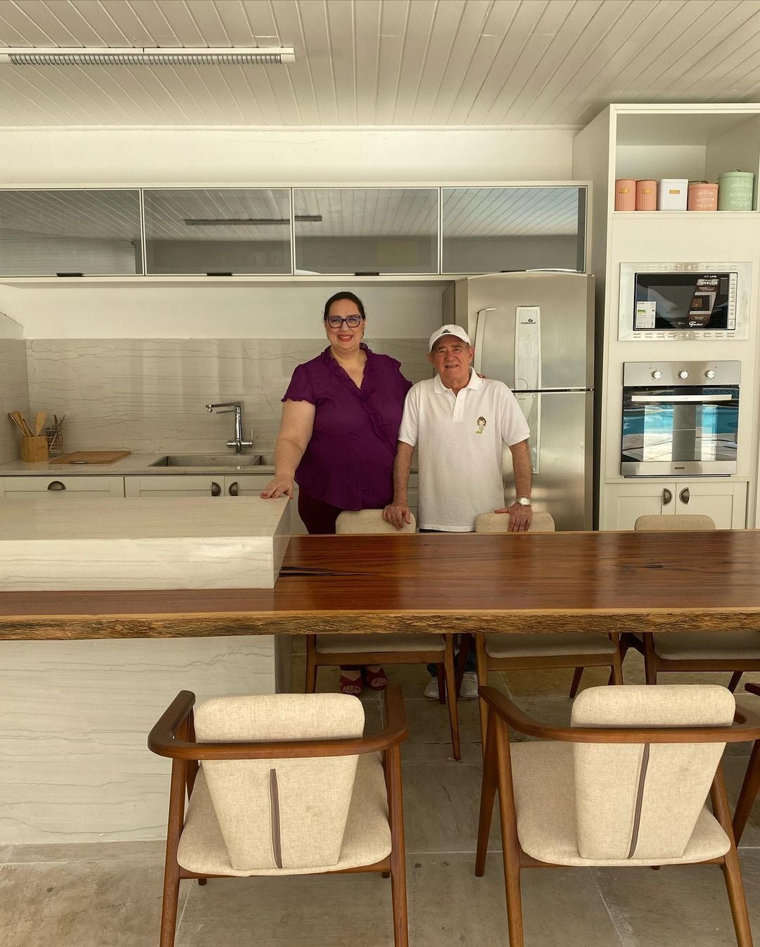 Em fevereiro, Renato e a mulher comemoraram a reforma da cozinha. O espaço ganhou móveis modernos e eletrodomésticos novos