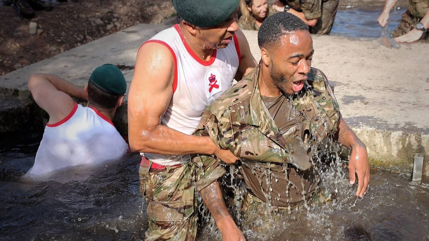 O atacante do Manchester City também foi flagrado em treino na água, porém, não mostrou muita habilidade