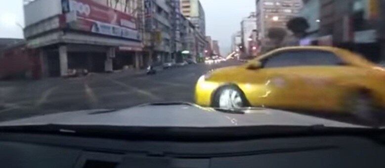 Acidente aconteceu a mais de 100 km/h pelas ruas de alguma cidade do Japão; não há informação de feridos