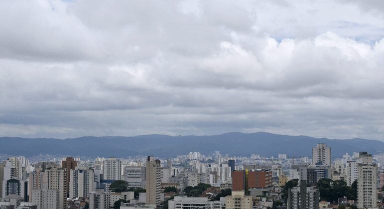 A quinta-feira (22) será mais um dia com muitas nuvens na capital paulista