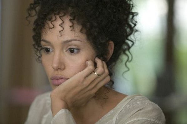 Jolie chamou muita atenção no drama O Preço da Coragem, já que ela viveu uma das maiores transformações visuais de sua carreira. Em determinadas cenas, a atriz aparece irreconhecível! Além de usar cabelos encaracolados, a produção do longa criou um visual mais pálido e abatido para ela