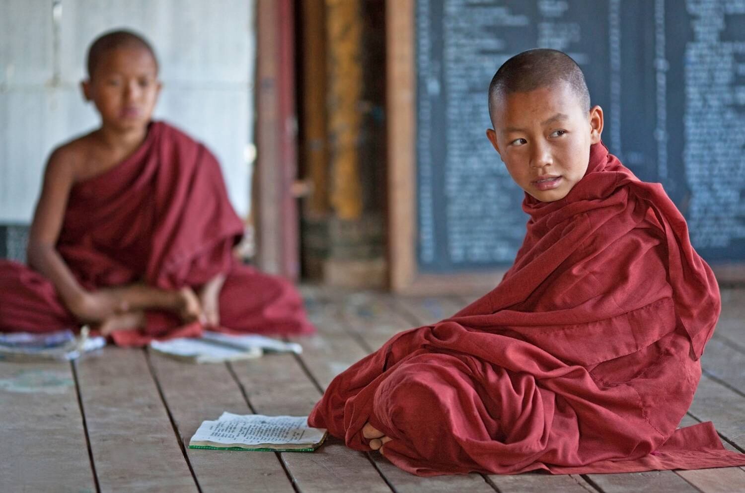 "É um dos cantos mais autênticos do mundo e sem turismo de massa, devido ao seu controle da entrada de viajantes. Seu governo decidiu medir o seu bem-estar com uma Felicidade Nacional Index, em vez de usar um indicador clássico, como o Produto Interno Bruto (PIB) "relatório da Agência" viagens exclusivos e como "NUBA
