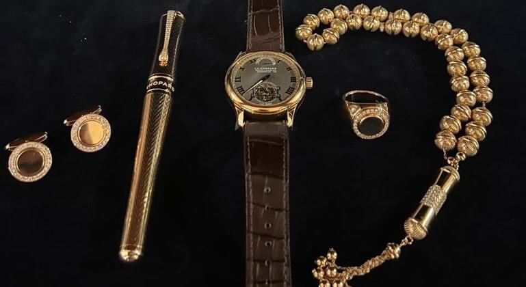 Parte das joias doadas pelo ministro de governo da Arábia Saudita ao ex-presidente Bolsonaro