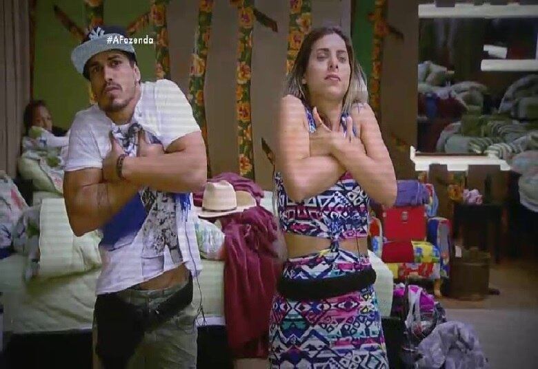 Mas Ana Paula Minerato disse que Douglas mereceu ser o vencedor de A Fazenda 8.

— Estava escrito nas estrelas pra esse carinha (Douglas)
ganhar. Ele viveu tudo aqui com muito coração!

+ Veja fotos dos bastidores da grande final de A Fazenda 8
+ Veja as expressões de Ana Paula Minerato, vice-campeã de A Fazenda 8
+ Douglas Sampaio é o campeão de A Fazenda 8. Relembre a participação do vencedor
+ Ana Paula Minerato é vice-campeã de A Fazenda 8. Veja como foi a participação da peoa no reality show
+ Luka Ribeiro é o terceiro colocado de A Fazenda. Relembre a trajetória do ator
+ “Tem participante que vai colher frutos muito ruins aqui fora”, crava JP Mantovani
+ Douglas leva tapa na cara de Mara Maravilha, cai no choro e afirma: "Ela não merece um pingo de respeito"
+ Veridiana joga bebida em Marcelo Bimbi durante festa de encerramento e causa climão
