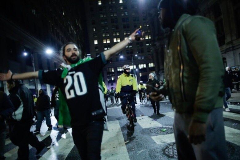 Os fãs de Philadelphia Eagles se reúnem para assistir sua equipe no Super Bowl LII contra os Patriotas da Nova Inglaterra
PHILADELPHIA, PA - 5 DE FEVEREIRO: policiais da Filadélfia tentam manter os fãs longe da Prefeitura ao celebrar a vitória da Filadélfia Eagles no jogo do Super Bowl LII contra os Patriotas da Nova Inglaterra em 5 de fevereiro de 2018 na Filadélfia, Pensilvânia ... (Foto de Eduardo Munoz Alvarez / Getty Images)
