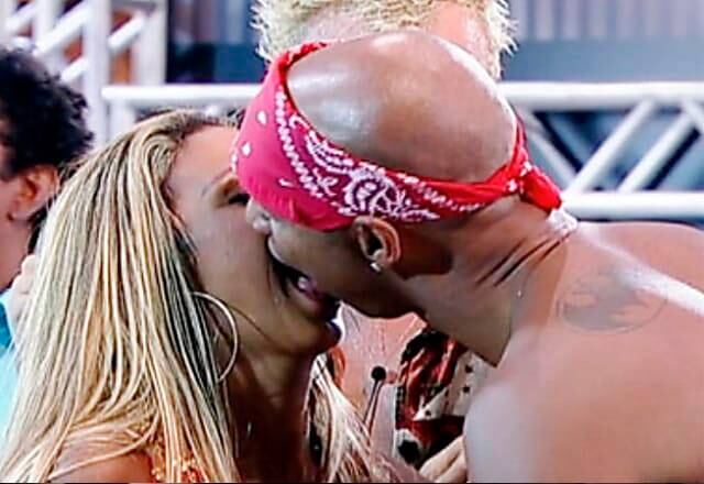 Beijaço entre Dinei e Valesca Popozuda

O clima esquentou quando Dinei não resistiu e beijou Valesca em festança de A Fazenda 4. Finalmente, o ex-peão conseguiu conquistar o coração da loira ao dizer que queria beijá-la
