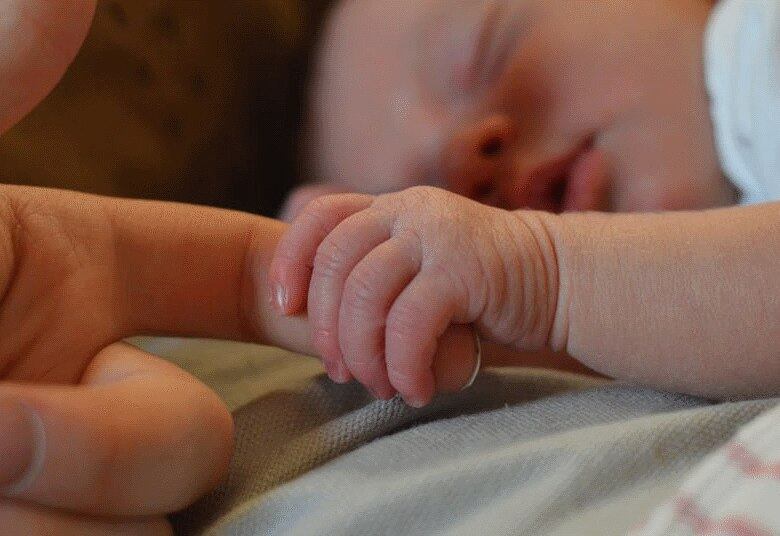 Conciliar carreira e maternidade
pode não ser uma tarefa fácil. Tudo começa exatamente com o fim da licença e
retorno para o trabalho. A nova rotina que até então era realidade, se torna
passado e a mulher precisa estar preparada para a separação do bebê (mesmo
sendo por algumas horas)