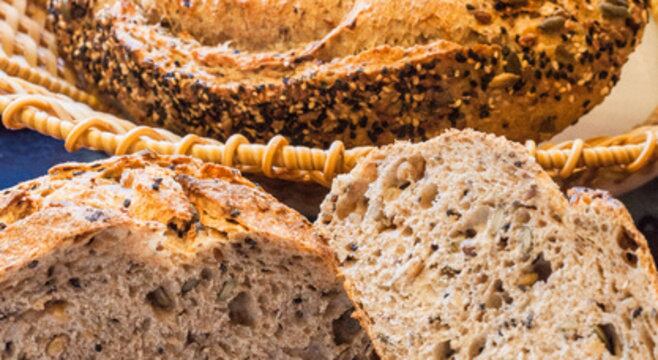 Pão com fermentação natural feito com castanhas e grãos
