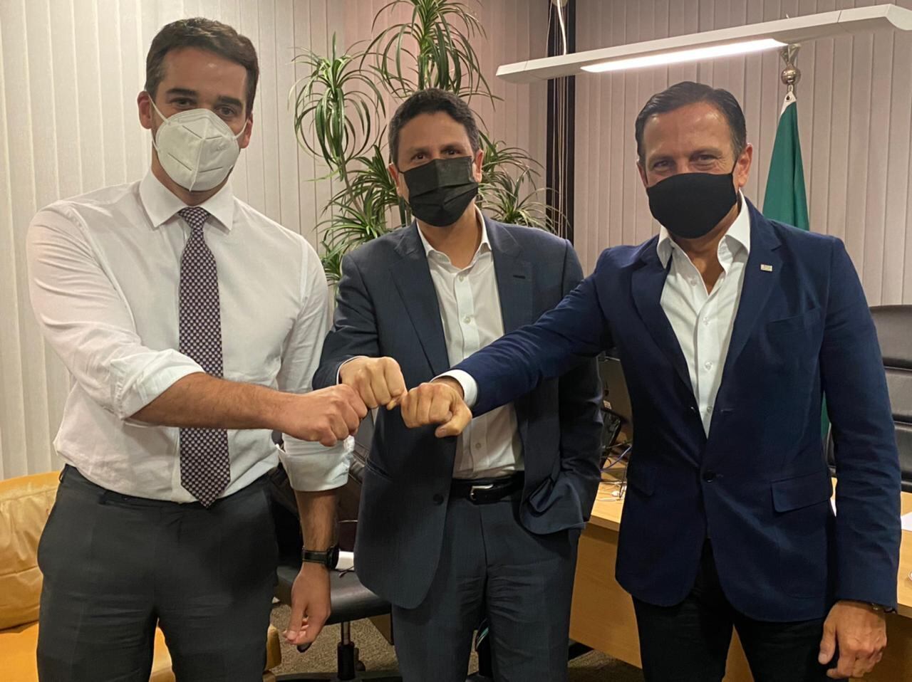 O presidente do PSDB, Bruno Araújo, entre os governadores Eduardo Leite (RS) e João Doria (SP)
