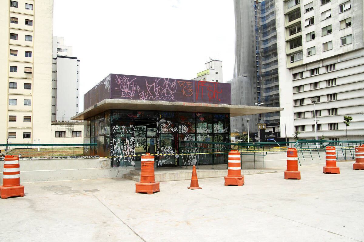 Para evitar mais degradação da área e transtornos
aos cerca de 1.300 moradores que vivem no entorno da praça, a presidente da
Ação Local da Praça Roosevelt, Marta Lilia Porta, defende a elaboração de um
regimento.



— Nós falamos, quando tivemos a reunião, que as
pistas seriam em troca de se fazer um regimento em que era proibido utilizar
skate ou bicicleta em outro lugar que não seja na parte exclusiva para skate
[...] Queremos uma reunião com a SP Obras (São Paulo Obras) e que eles nos confirmem os pacto de
cavalheiros que fizemos: pista de skate em troca de refazer a praça onde estava
mal feito. Inclusive, solicitamos que trocassem o piso para evitar colocar
placas [proibitivas]. Se instalar piso rugoso, não precisa de placas, porque
não vão conseguir andar de skate. Se a Guarda Civil Metropolitana não tem um
regimento que diga onde está proibido [usar skate], ela não podem coibir. 


Marta acrescenta que o problema não envolve os
integrantes da Confederação Brasileira de Skate, mas jovens que, em geral, vêm
de outras cidades.



— Não podemos tomar sol, não podemos colocar
equipamentos de ginásticas, não se pode praticar outra coisa que não seja skate, porque dizem que são os donos da praça. A praça é pública e de todo mundo