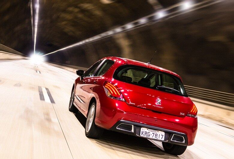 Na traseira, o para-choques foi sutilmente remodelado e as lanternas têm traços em LED que simulam as garras do leão. Para "calçar" o novo hatch, a Peugeot optou por rodas de 17 polegadas