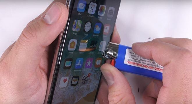 Testadores utilizaram até um isqueiro na tela do aparelho para medir resistência