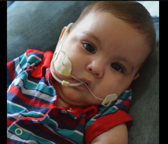 Miguel está internado
há 20 dias, mas a situação piorou quando ele teve a primeira parada cardíaca,
há cerca de uma semana.
— No começo, estávamos no quarto do hospital. Agora que ele está na UTI, só posso ficar aqui durante o dia, das 10h30 as 22h30. À noite tenho que ir embora. É muito difícil sair e ter que deixá-lo. Nunca passei uma noite longe dele, é muito difícil sair daqui. Não só para mim e até mesmo para ele
