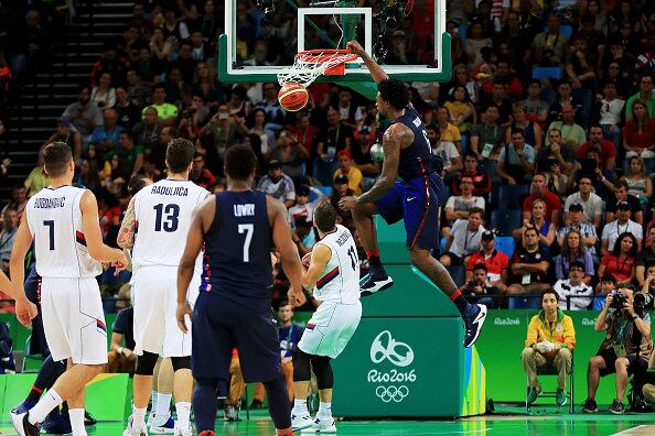 Quem evitou o chão foi o americano DeAndre Jordan, que saltou muito para enterrar a bola
