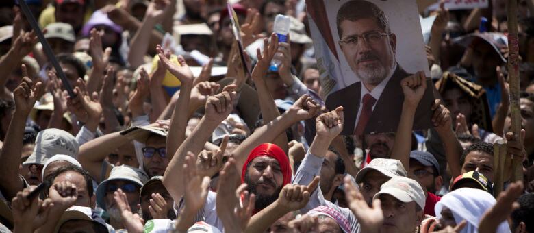 O guia supremo da Irmandade Muçulmana, Mohamed Badie, afirmou nesta sexta-feira (5) que os partidários do presidente deposto Mohamed Mursi continuarão mobilizados
