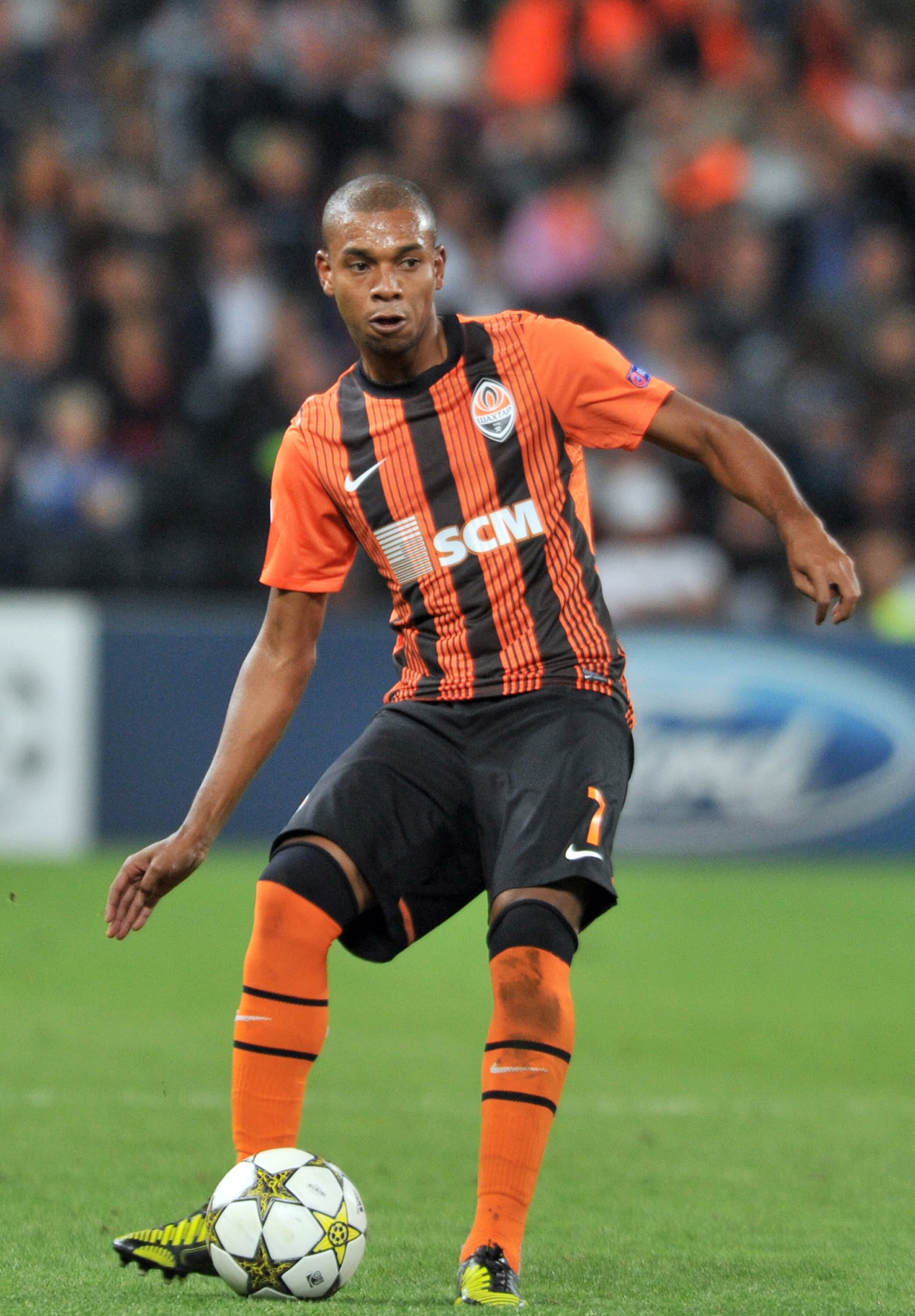 O Atlético-PR vendeu o volante Fernandinho para o Shakhtar Donetsk por R$ 18,2 milhões