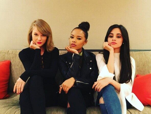 Por falar em amigas, Taylor Swift tem reunido seu squad com muito mais frequência agora. Serayah e Camila Cabello entraram de vez para a turma de Swifties