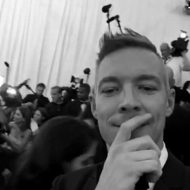 Diplo também publicou uma selfie no tapete vermelho, mirando para a imprensa e escreveu "Nem ligo"