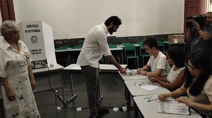 Candidato estava acompanhado da mãe, da irmã e de uma tia.