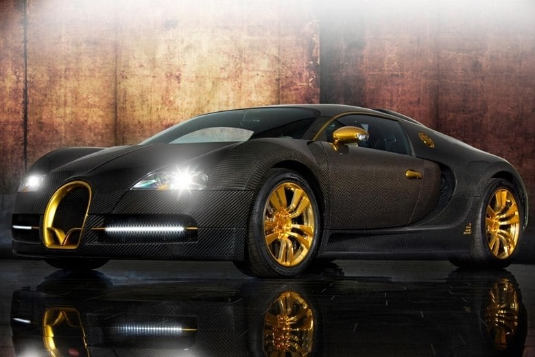 Ver um Bugatti Veyron modificado não é algo comum, já que o carro é uma supermáquina e visto como intocável para os mais conservadores. Porém, a preparadora alemã Mansory, tratou de adicionar ao supercarro detalhes em ouro puro, e o modelo está à venda. Seu nome é bem grande para fazer jus a tudo que entrega.

Conheça o Mansory Linea Vincero d'Oro Bugatti Veyron