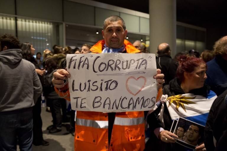 A torcida levou cartazes de apoio a Suárez e condenou a Fifa pela forte suspensão