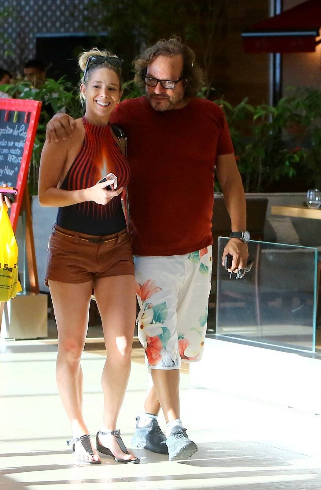 Atriz e diretor foram fotografados em um shopping do Rio de Janeiro