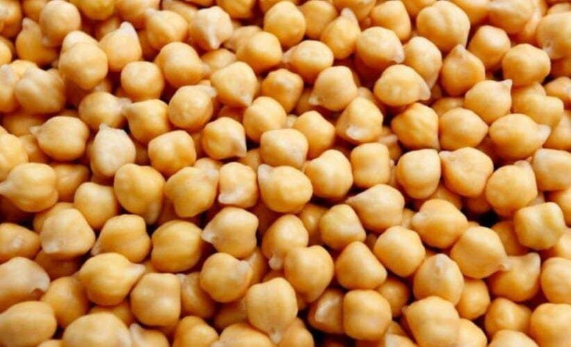 Essa dica é ótima para quem exagerou no dia anterior, com bebidas alcóolicas ou na farra. Investir em uma alimentação com fibras e probióticos ajuda a regular o intestino e também a eliminar as toxinas.