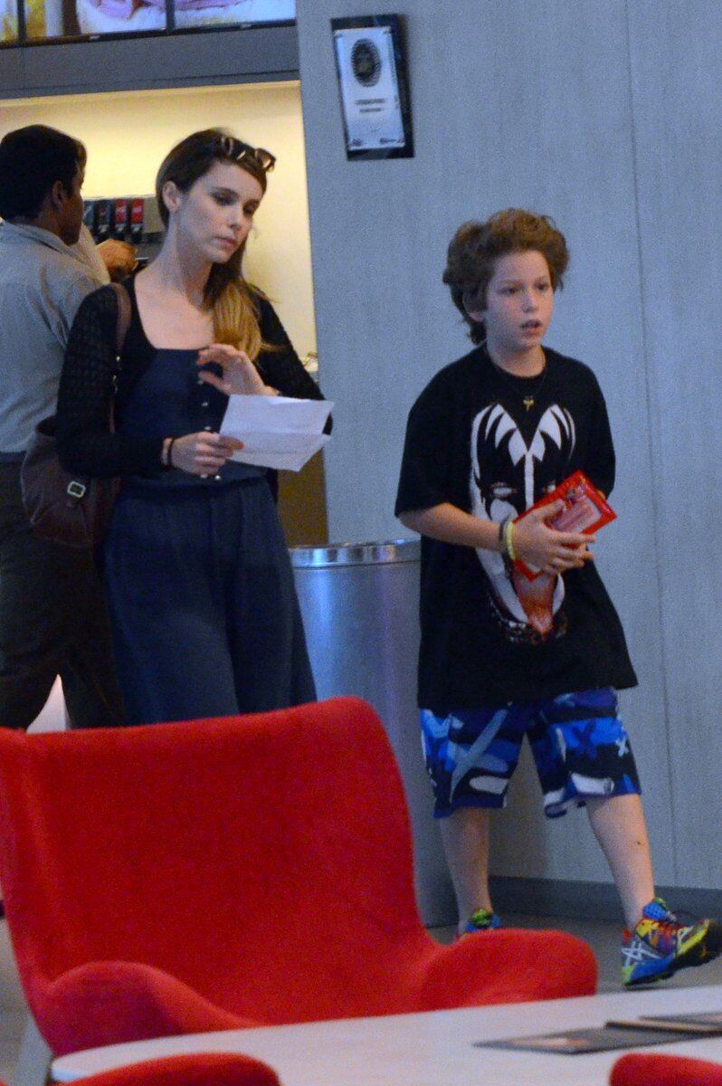 Débora Falabella e Murilo Benício vão ao cinema com os filhos
