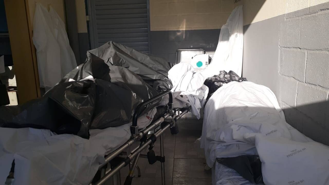 Corpo foi coberto por lona e ficou exposto em maca dentro da UPA Pampulha