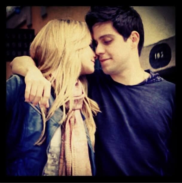 Rodolfo
conta que o casal não consegue mais separar os assuntos profissionais da vida
fora dos palcos, mas ressalta que eles já estavam preparados para isso. Antes
do casamento, os cantores estavam acostumados a enfrentar o assédio dos fãs e a
curiosidade de parte da imprensa com a intimidade da dupla. Segundo ele, o
casal só não fica se beijando em cima do palco. “Mas bem que o público quer”,
completa Maria Cecília