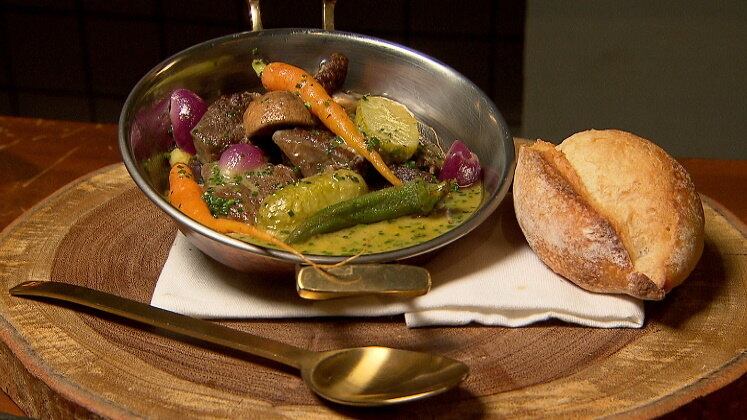 Blanquete de músculo com legumes (para 4 pessoas)

Ingredientes:
500 gramas de músculo cozido cortado em cubos
500 ml de caldo de cozimento do músculo
300 ml de creme de leite fresco
1/2 limão taiti para suco 
Cebolete picada bem fina à gosto
Pimenta do reino preta em grão à gosto
Sal refinado à gosto
Legumes de sua preferência 
Pão de sua preferência 

Modo de Preparo:
Coloque o
caldo de língua e o creme de leite em uma panela e leve para ferver;
Quando
levantar fervura, baixe e deixe reduzir 1/3;
Junte o
músculo em cubos e os legumes;
Acerte o sal e
a pimenta;
Junte o suco
de limão e prove;
Finalize com a
cebolete picada;
