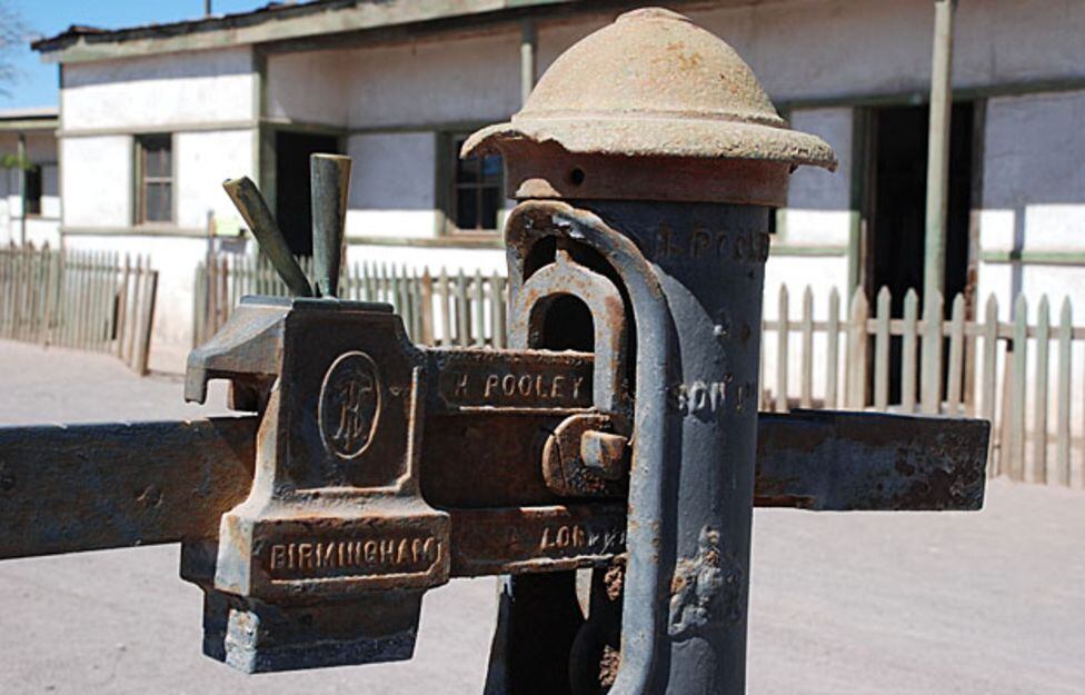 "O
trabalho é incessante, grupo seguindo grupo (de trabalho), britadores
triturando caliche, caldeiras dissolvendo tudo (...) Existe uma
semelhança geral à produção de gás, junto com uma mina de carvão",
escreveu Russell, também reparando nos "assentamentos esquálidos onde os
trabalhadores e suas famílias moravam"