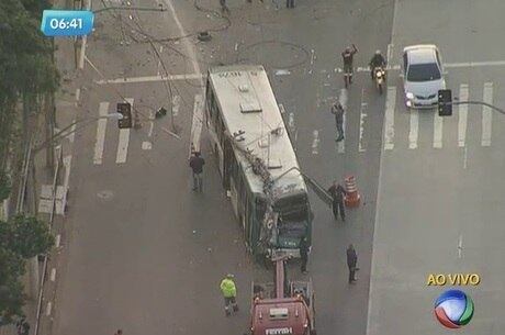 Ônibus bateu em poste na zona leste de São Paulo