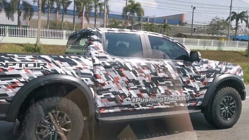 Apliques laterais, paralamas alargados, suspensão elevada e motor mais forte: fórmula da Ranger Raptor