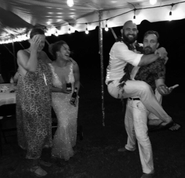 O fotógrafo Brian Bowen Smith ainda registrou esse momento na cerimônia e escreveu um recado ao casal "Browsey": "Ver o jeito que vocês olham um para o outro me faz querer ser uma pessoa melhor"
