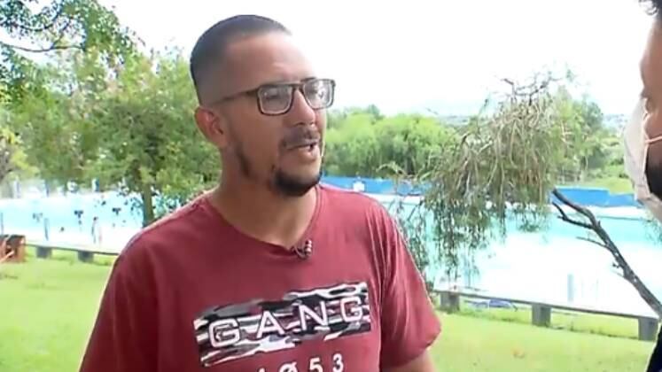 Tiago Barreto, neto de Artur, diz que o avó está sempre
disposto e até relembra travessuras de quando o avó tinha cerca de 30 anos e atravessava a o rio Camaquã (RS) a nado acompanhado por dois primos, que também eram bons nadadores. Mas tem um detalhe importante: "Só quando o rio enchia e passava da altura das árvores”, observou.