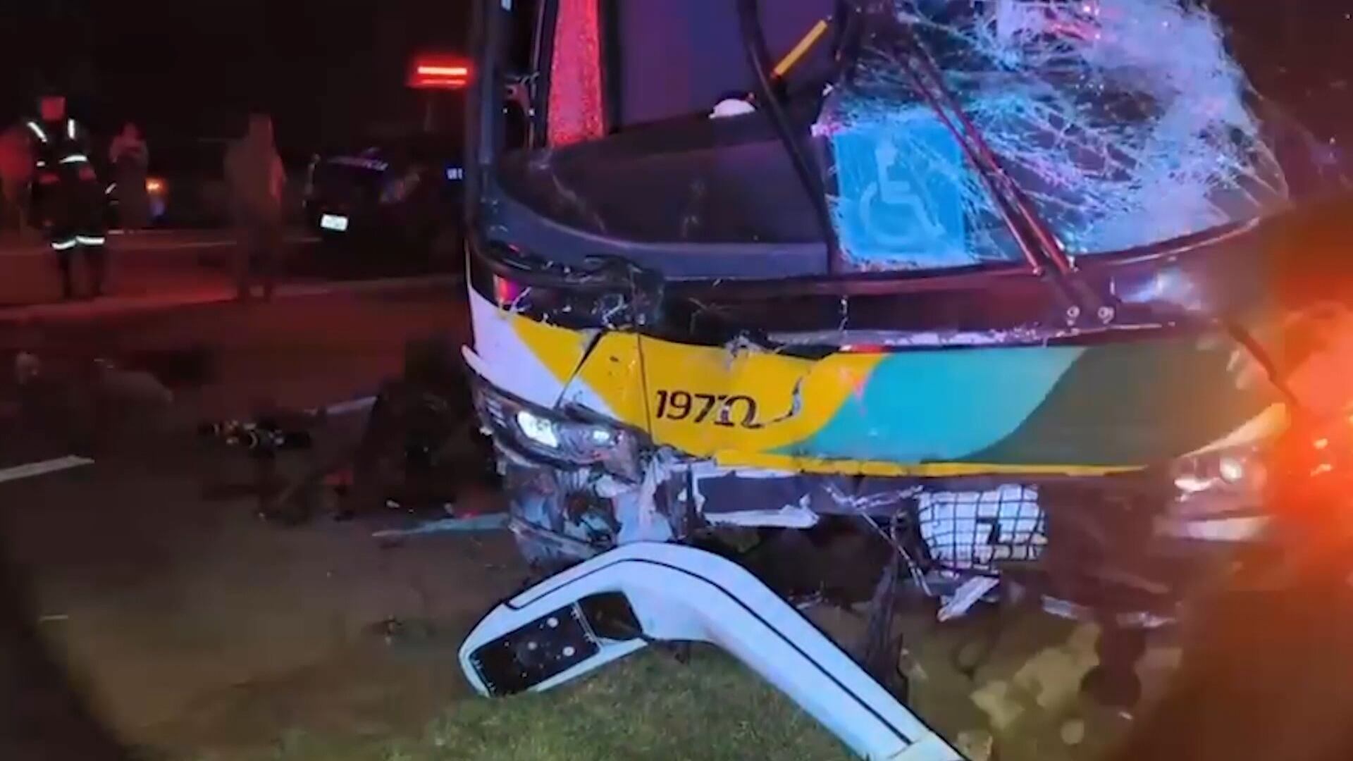 Acidente entre van com pacientes e ônibus de viagem deixa dois mortos em Minas Gerais