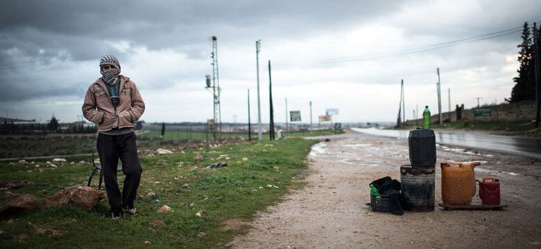 Mais de 300 civis, inclusive mulheres e crianças, foram sequestrados em dois dias no noroeste da Síria, um número sem precedente desde o começo do conflito no país, informaram neste sábado uma ONG e moradores