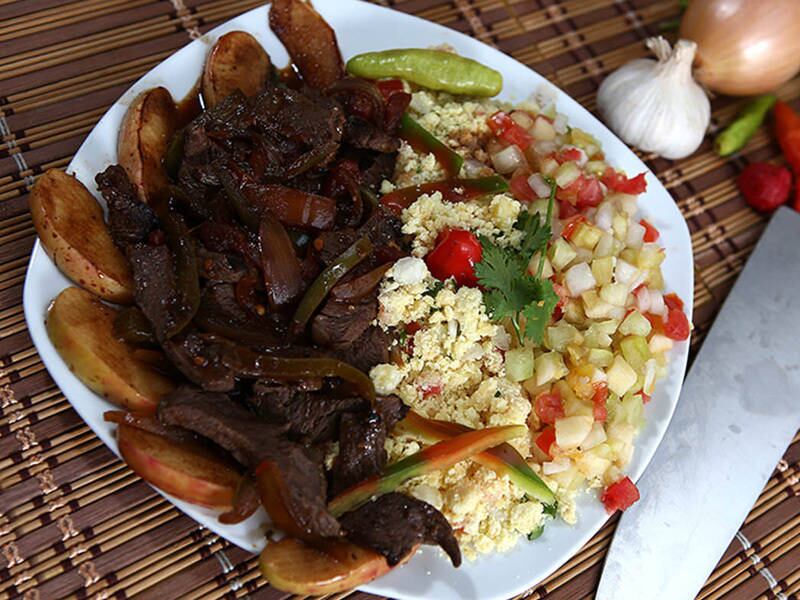 Bar do Luiz
Prato- Filezinho Tropical: tirinhas de filé na chapa, com fatias de maça caramelada
Endereço: rua Lourival Pimenta Basto, 467 - Costa Azul

