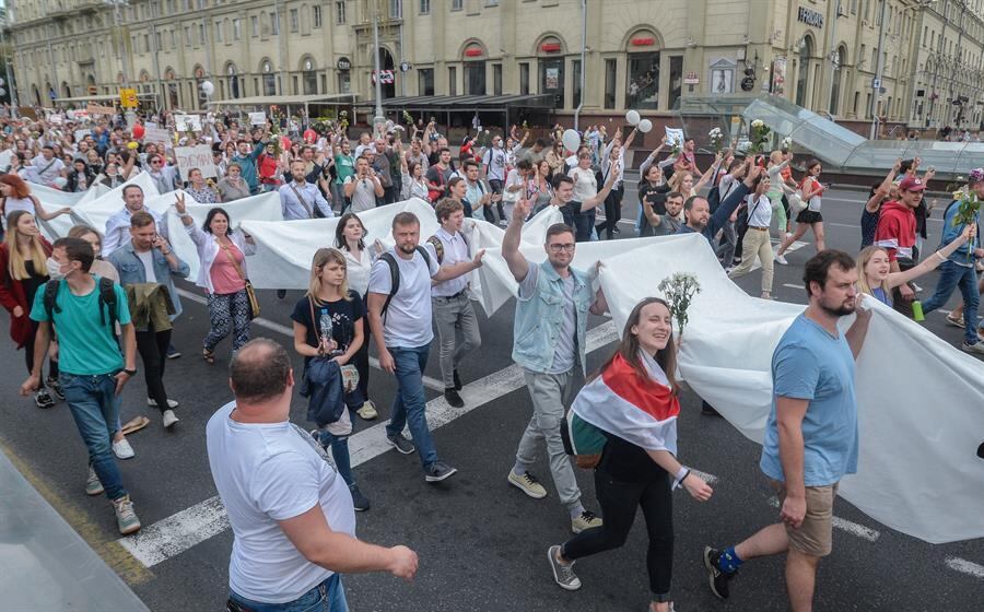 População de Belarus voltou a protestar em Mins nesta sexta-feira (14)