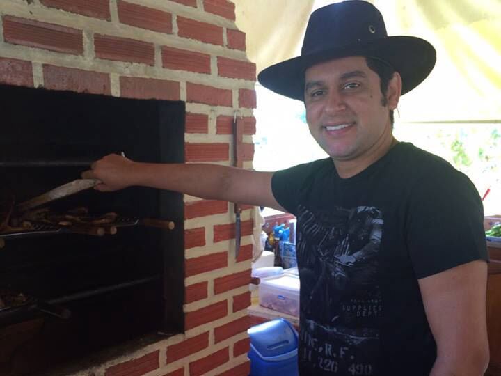 8 - Não exagere nos acompanhamentos

Tem gente que gosta de fazer do churrasco um restaurante self service. Não precisa. Melhor economizar nessa parte e investir em carnes de boa qualidade. Arroz, farofa e vinagrete está ótimo