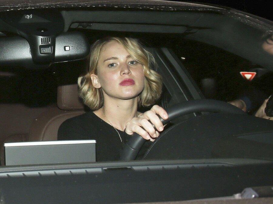 Jennifer Lawrence, que sempre é muito simpática, fez cara de poucos amigos para os paparazzi