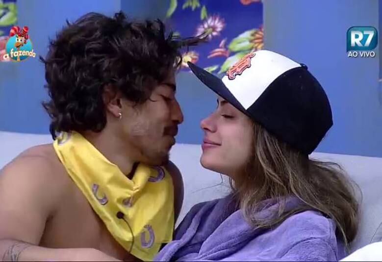 Sobre os planos de dar parte do prêmio de R$ 2 milhões que conquistou em A Fazenda para Rayanne, sua melhor amiga no reality, Douglas foi sucinto em seu comentário.
— A Rayanne agora ela está contratada pela Record e tal, mas eu vou sempre, da forma que eu puder, ajudá-la. E ela também, isso é recíproco. A gente é amigo. Amigo ajuda amigo
+ Justus lamenta ausência de Mara Maravilha em noite da lavagem de roupa suja
+ Ana Paula parabeniza Douglas pela vitória: "Estava escrito nas estrelas pra esse carinha ganhar"
+ Douglas Sampaio é o campeão de A Fazenda 8. Relembre a participação do vencedor