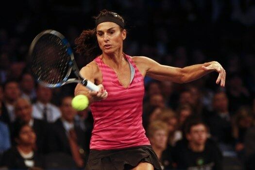 Gabriela Sabatini foi a musa do tenis dos anos 90. A argentina chegou a ser número 3 do mundo em 1989 e venceu o USOpen em 1990. Gabriela se aposentou em 1996 e as quadras sentiram falta dela. Para quem estava com saudades da tenista, uma ideia terminou com isso. Gabriela fez um jogo de demonstração em Nova Iorque para simular uma revanche do passado. Veja!


