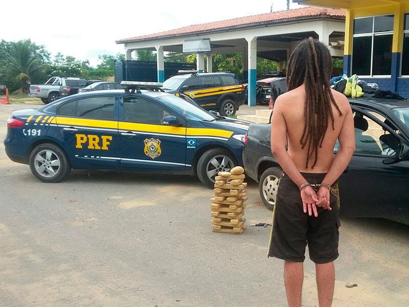 Durante averiguação no automóvel, foram encontrados 57,5 kg de maconha, 858 g de cocaína e 784 g de haxixe, totalizando 59,15 kg de entorpecentes distribuídos em 63 tabletes