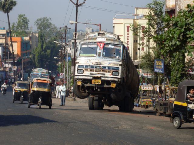 É tanta potência que o "busão" até empina 